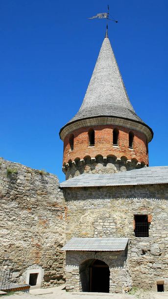 Kamyanets Podilskyi, Ukraine: Kamianets-Podilskyi Castle, the main tourist attraction of the city. Detail of one of the defensive towers of the castle. - Zdjęcie, obraz