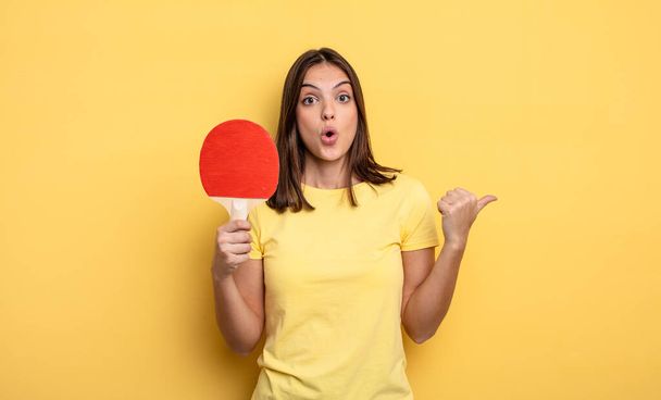 pretty woman looking astonished in disbelief. ping pong concept - Фото, зображення