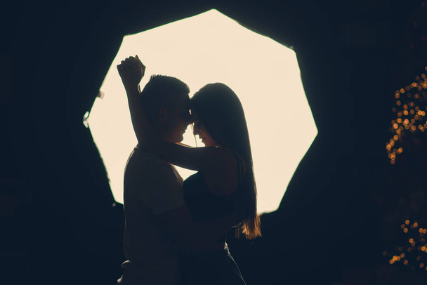 Twee geliefden geïsoleerd silhouet op een witte, studio schieten - Foto, afbeelding