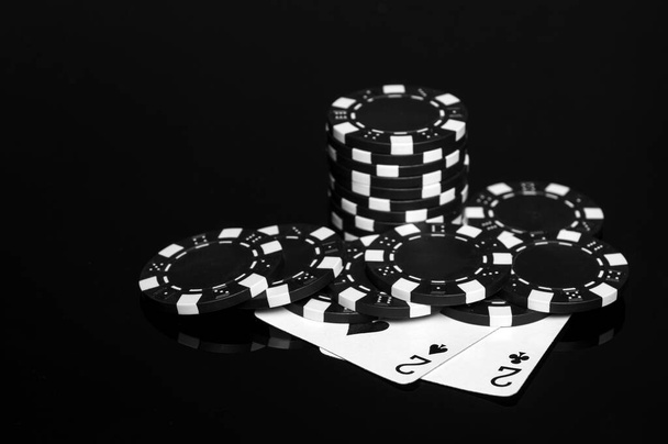 Cartes de poker avec une combinaison de paires au casino. Chips et cartes sur la table noire. - Photo, image