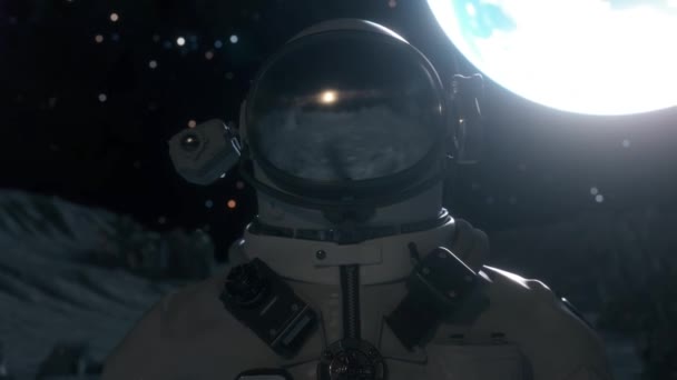 Astronot gezegenin yüzeyinde yürüyor. Uzay giysisi kaskının yakın görüntüsü - Video, Çekim