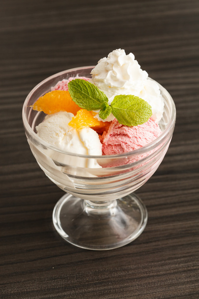 Ice cream with orange - Foto, Imagen