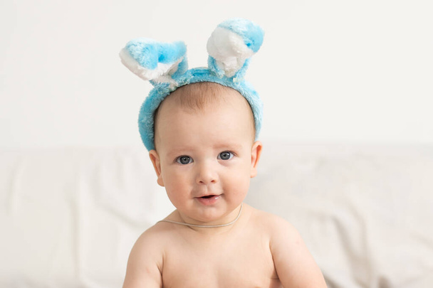 happy baby child with Easter bunny ears - Φωτογραφία, εικόνα