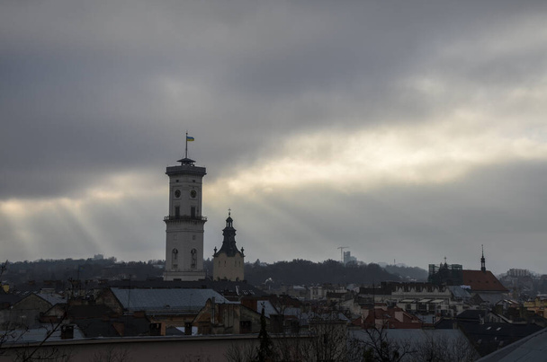 Vista de la torre del ayuntamiento, Catedral latina y casas techos en el centro del casco antiguo de Lviv, Ucrania - Foto, Imagen