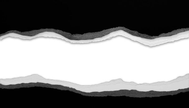 Papel preto rasgado no fundo liso, espaço para cópia - Foto, Imagem