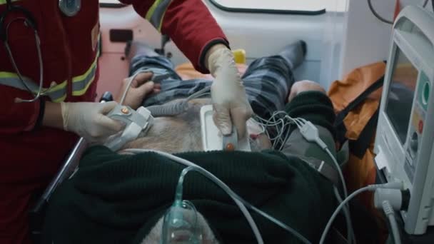 Νοσοκόμος που προσπαθεί να αναζωογονήσει ηλικιωμένο άνδρα - Πλάνα, βίντεο