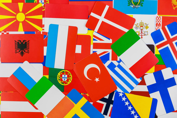 Kontekst z flagami różnych krajów europejskich. Karty papierowe na rzecz rozwoju i edukacji dzieci - Zdjęcie, obraz