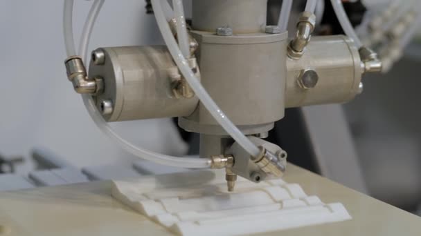 Foam gasket machine for applying sealing material at exhibition - Materiał filmowy, wideo