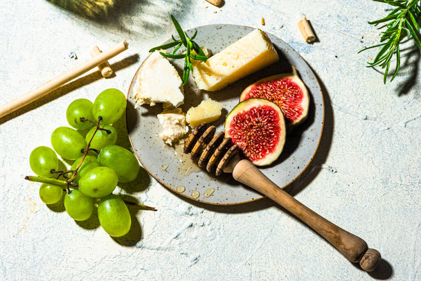 Cheese with Fresh Figs, Grapes, Honey and White Wine - Foto, Bild