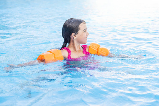 маленькая девочка развлекается в бассейне - Фото, изображение