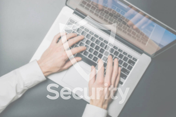 Взломать защиту данных безопасности. Компьютерный интернет безопасный символ на фоне размытой клавиатуры. Концепция безопасности бизнеса, технологий, Интернета и сетей - Фото, изображение