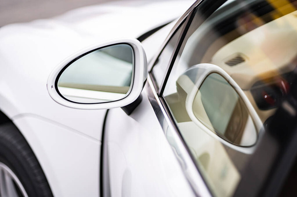 Πλευρικός καθρέφτης αυτοκινήτου. Λεπτομέρειες για το επαγγελματικό αυτοκίνητο - Φωτογραφία, εικόνα
