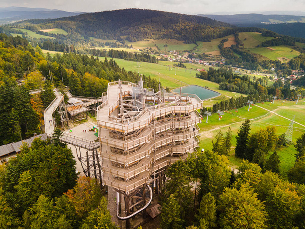 Wooden Loookout Tower in Slotwiny Arena, Krynica, Poland. Aerial Drone View. - Foto, Bild