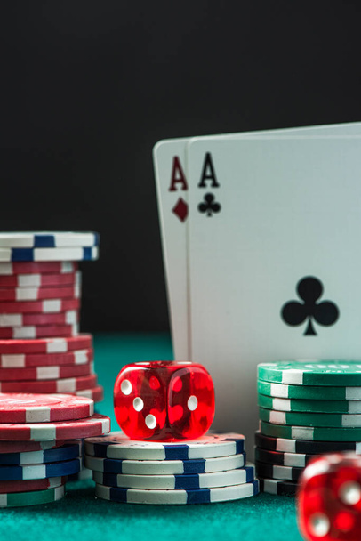 Πόκερ μάρκες, ζάρια και άσους κάρτες στο τραπέζι του καζίνο. Ιστορικό τυχερών παιχνιδιών. - Φωτογραφία, εικόνα