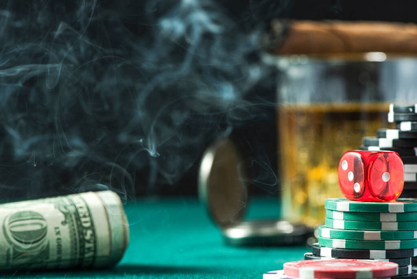 Poker Chips Pila y Dices en la mesa de casino verde. Antecedentes de apuestas. - Foto, Imagen