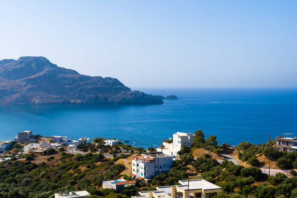 Panoramiczny widok z góry miasta, Kreta, Grecja. Zabytki Grecji, piękne miasto na Krecie. Kreta, Grecja. - Zdjęcie, obraz