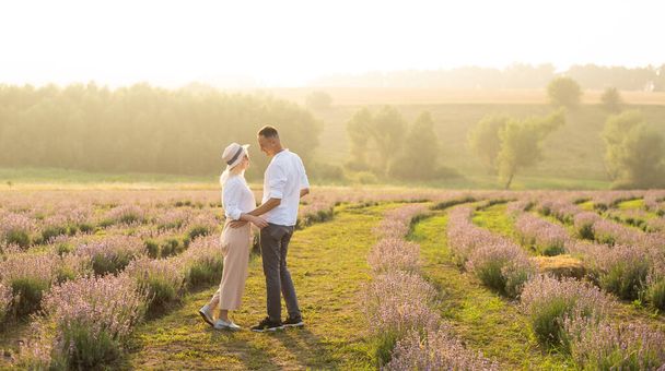 ラベンダー畑の美しいカップル - 写真・画像