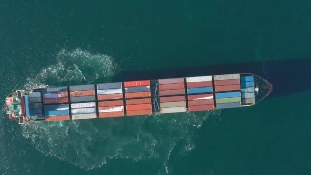 A tengeri konténerszállító hajó a tengeren halad. A csavar munkájából származó hab körül. A hajó nézete felülről. - Felvétel, videó