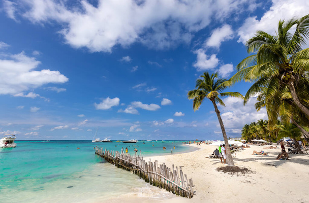 Serein turquoise Isla Mujeres plage Playa Norte célèbre pour les eaux émeraudes, bord de mer sablonneux et bars de plage pour les fêtes amusantes et de plage - Photo, image