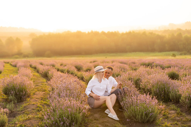 ラベンダー畑の美しいカップル - 写真・画像