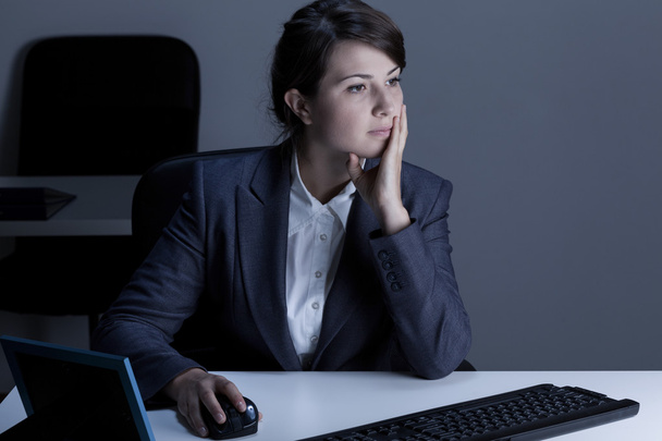 Woman working overtime - Foto, afbeelding