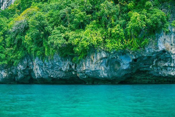 島と青い空の景色を望む青い海。海タイ。観光旅行屋外休暇熱帯自然夏休みのコンセプト. - 写真・画像