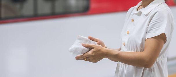 γυναίκα καθαρό χέρι με υγρό χαρτομάντιλο στα μέσα μαζικής μεταφοράς, προστασία της νόσου του Coronavirus (COVID-19) μόλυνση.Ασφάλεια ταξιδιού και έννοιες προσωπικής υγιεινής - Φωτογραφία, εικόνα