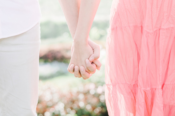 Молода пара коханців тримає руки
 - Фото, зображення