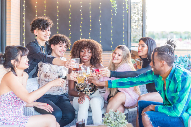 Amigos brindando con bebidas en una terrance - Foto, Imagen