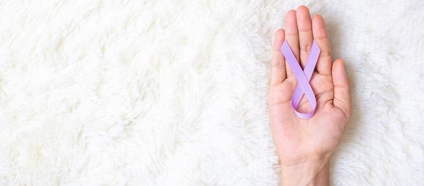 World cancer day (February 4). Woman hand hoy Lavender purple ribbon for supporting people living and illness. Healthcare and medical concept - Foto, Bild