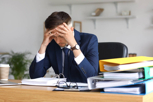 Hombre de negocios cansado trabajando con documentos en la oficina - Foto, Imagen