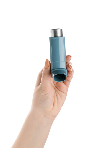 Mano femenina con inhalador de asma sobre fondo blanco - Foto, imagen
