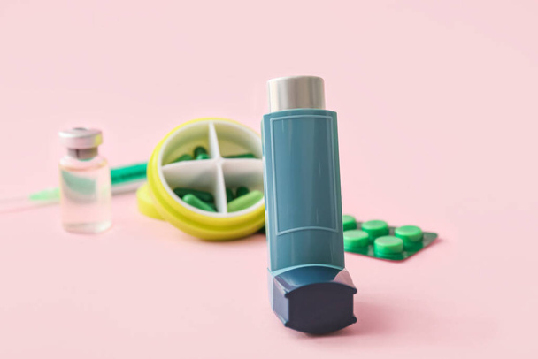 Asthma inhaler on pink background, closeup - Φωτογραφία, εικόνα