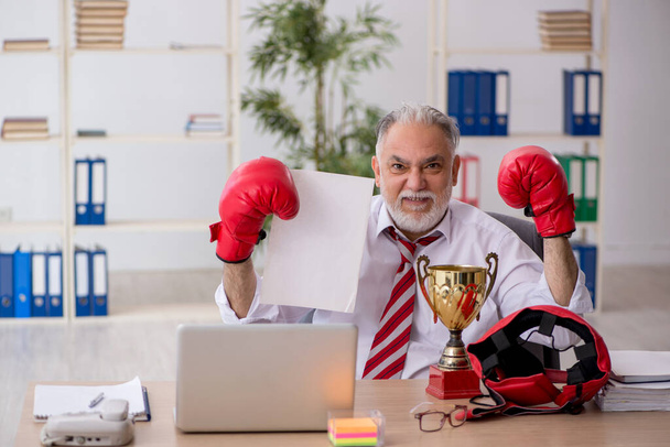 Viejo boxeador empleado siendo galardonado con copa de oro - Foto, imagen