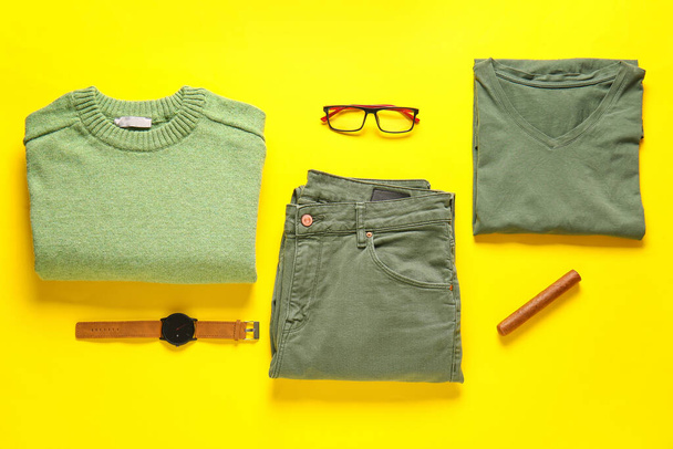 Vêtements masculins, montre-bracelet, lunettes et cigare sur fond jaune - Photo, image