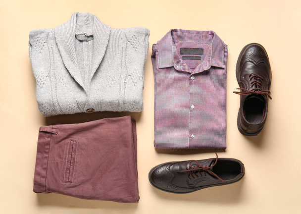 Des vêtements masculins élégants et des chaussures sur fond de couleur - Photo, image