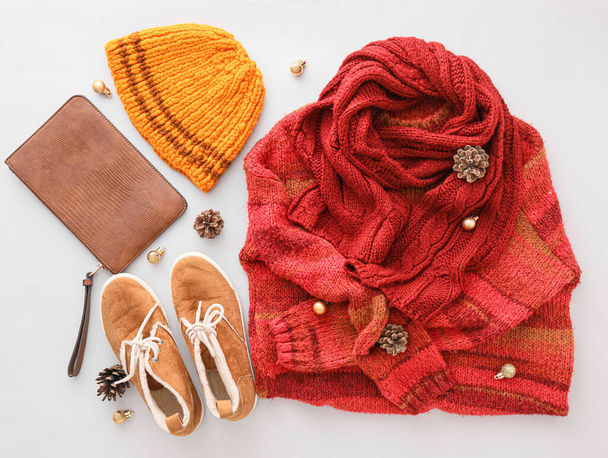 Stijlvolle winterkleding, accessoires, schoenen en kerstdecor op lichte achtergrond - Foto, afbeelding