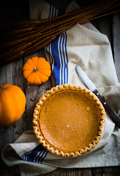 Pumpkin pie on rustic background - Foto, Bild