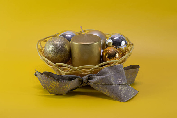 christmas decoration with golden egg and a gift box - Foto, afbeelding