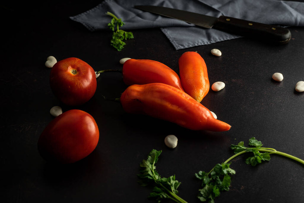 verduras frescas sobre fondo negro - Foto, imagen