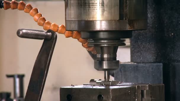 Industrielle Bohrmaschine; Bohren von Metallprofilen mit Horizontalbohrmaschine - Filmmaterial, Video