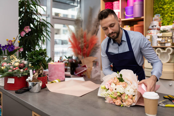florist entrepreneur prepares a bouquet for sale for Valentines Day - Фото, зображення