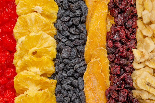 Kayısı, kiraz, ananas, kuru üzüm, mango ve kızılcık karışımı. Sağlıklı yemek geçmişi. Üst görünüm, kapat - Fotoğraf, Görsel