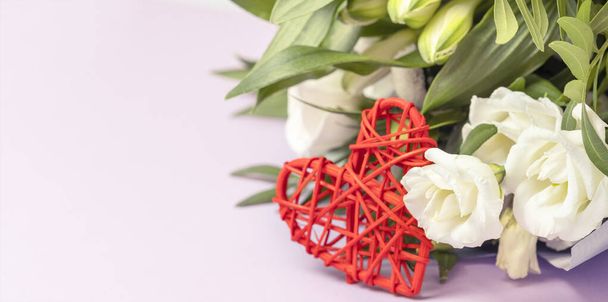 Flowers and red heart with copy space. Valentines day concept.  - Foto, afbeelding