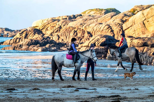 Burtonport, County Donegal, Ireland - December 18 2021 : The ward family is riding their horses on the beach - Foto, Imagem