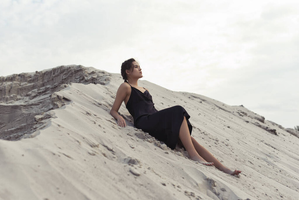 Tanned brunette in the sand dunes - Fotoğraf, Görsel