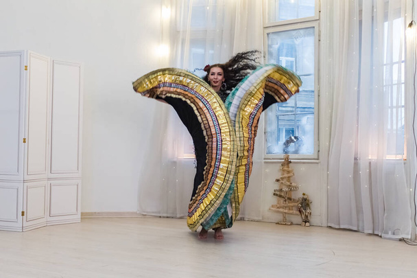 nő cigány jelmez tánc törzsi fúziós stílus - Fotó, kép
