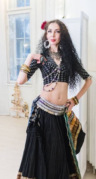 brunette in gypsy style dance costum - Foto, afbeelding