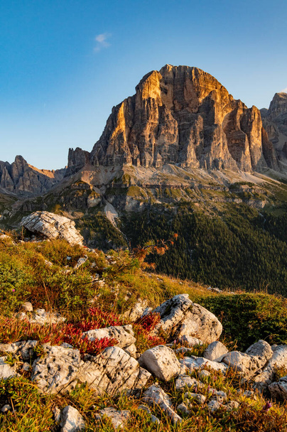 Sonnenaufgang Morgen Blick auf die Tofane Berge Tofana di Rozes von Rifugio Cinque Torri. Herbstlandschaft in den Dolomiten, Südtirol, Italien, Europa. - Foto, Bild