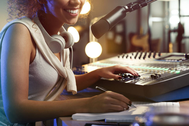 Afroamerikanerin arbeitet als Radiomoderatorin in modernem Studio, Nahaufnahme - Foto, Bild